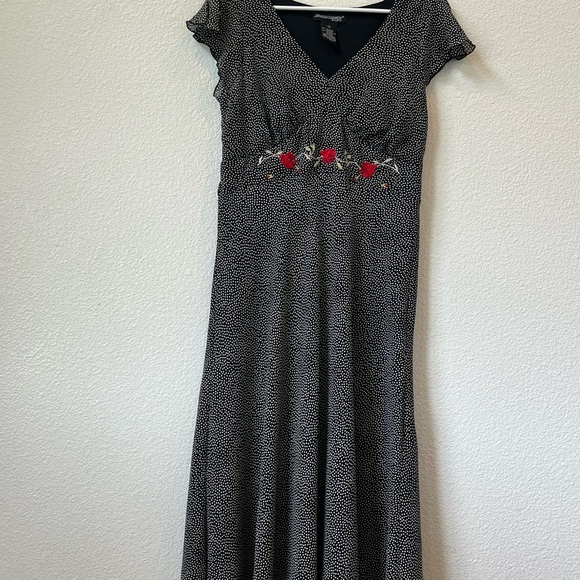 Jonathan Martin Black V-Neck Flutter Sleeve With Flower Detail Midi Dress - Picture 3 of 6